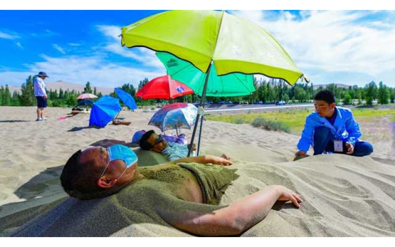 大漠敦煌：鸣沙山下悄然兴起沙疗热