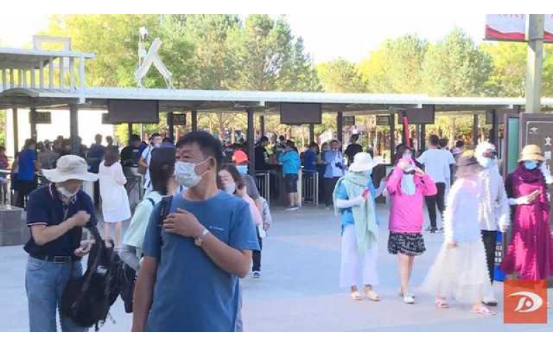 【创建全国文明城市】高温下的劳动者｜景区讲解员：阳光很毒 你们很美